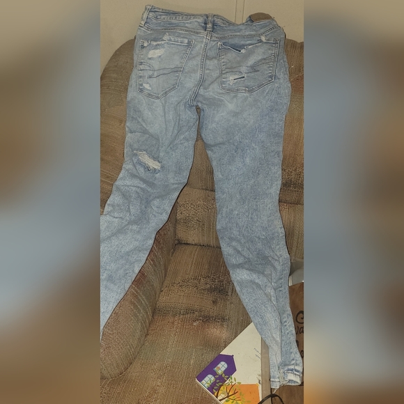 American Eagle Outfitters Destroyed Light Acid Wash Super Stretchy Jeans - Picture 9 of 15